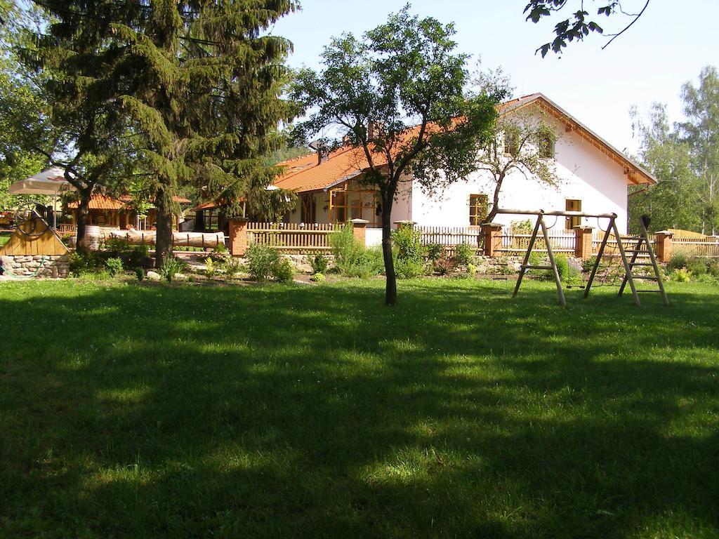 Hotel Na Statku Mirosov Mirosov  ภายนอก รูปภาพ